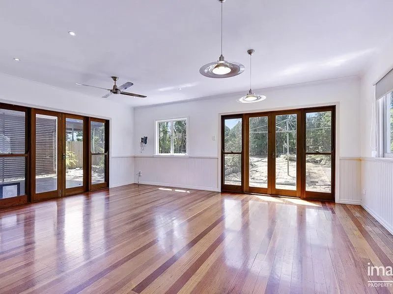 GARDEN MAINTENANCE INCLUDED Spacious Family home