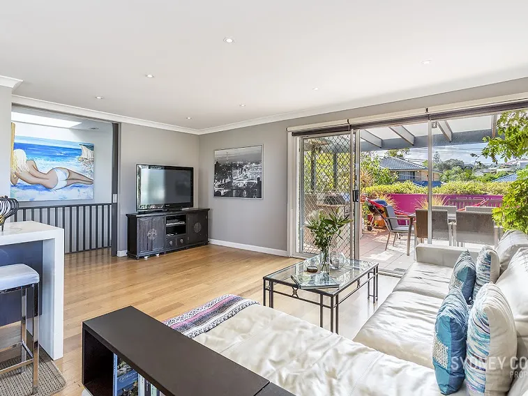 3 bedroom fully furnished and equipped, non smoking home with leafy garden and ocean views in Malabar