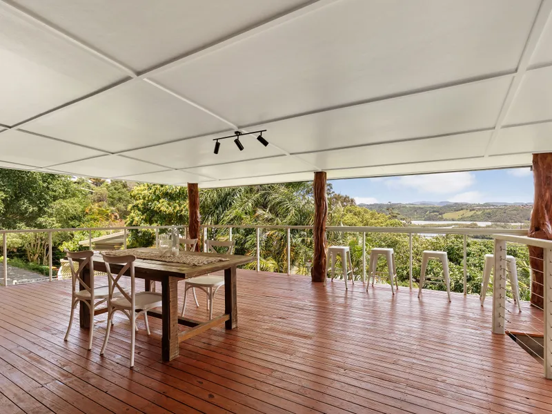 CONTEMPORARY STYLE AND CAPTIVATING BROADWATER VIEWS