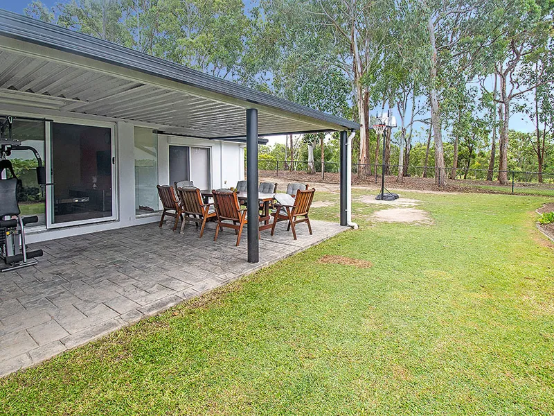 LARGE COMFORTABLE FAMILY HOME ON GOLF COURSE 