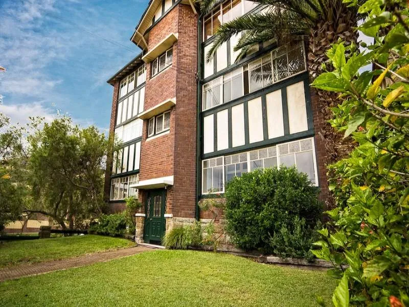 Two Bedroom Apartment with Sunroom in Cremorne Point
