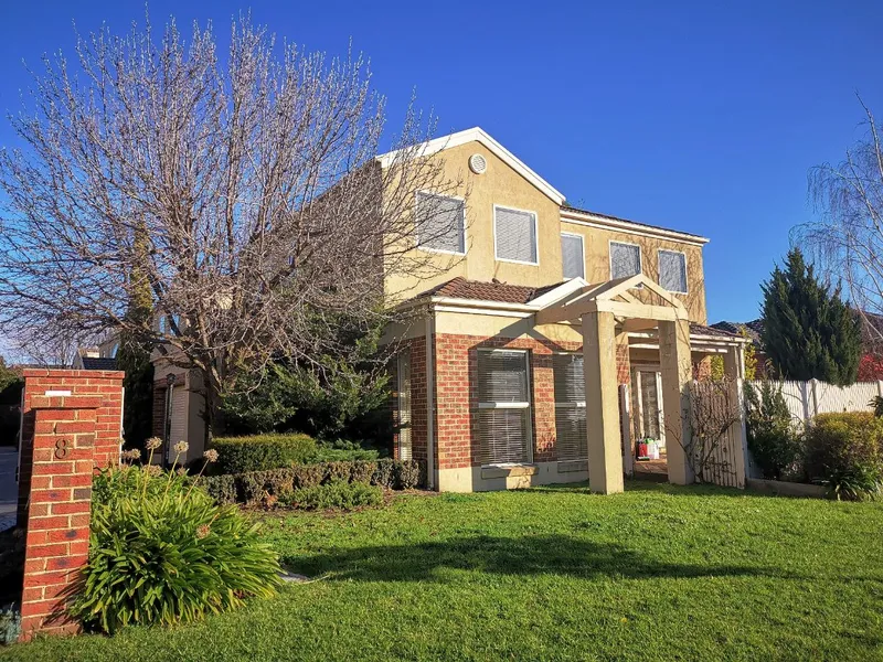 *SPACIOUS MASTER BEDROOM* THREE-BEDROOM TOWNHOUSE IN QUIET NEIGHBOURHOOD CLOSE TO OAKLEIGH CENTRAL