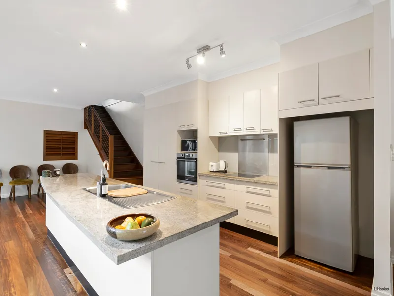 Four Bedroom Duplex With Pool - Walk To Beach