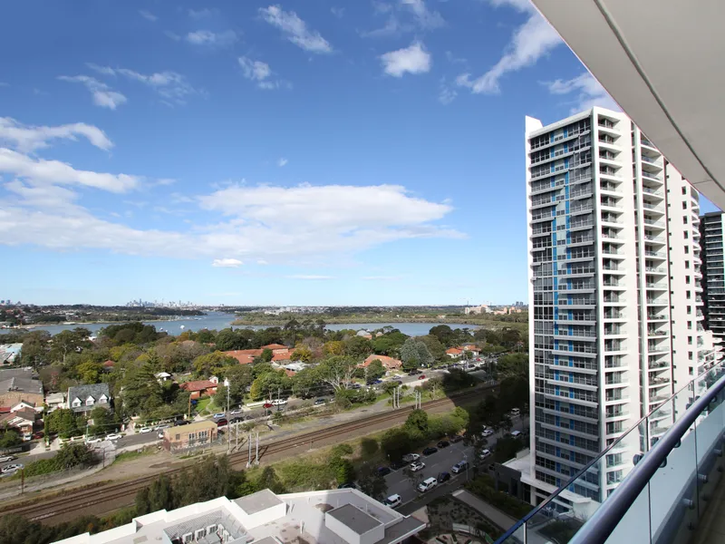 2 BEDROOM APARTMENT WITH SPECTACULAR WATER AND CITY VIEWS! AVAILABLE NOW!