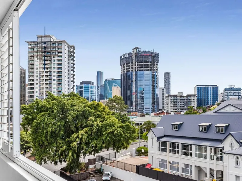 Fantastic City Fringe Apartment