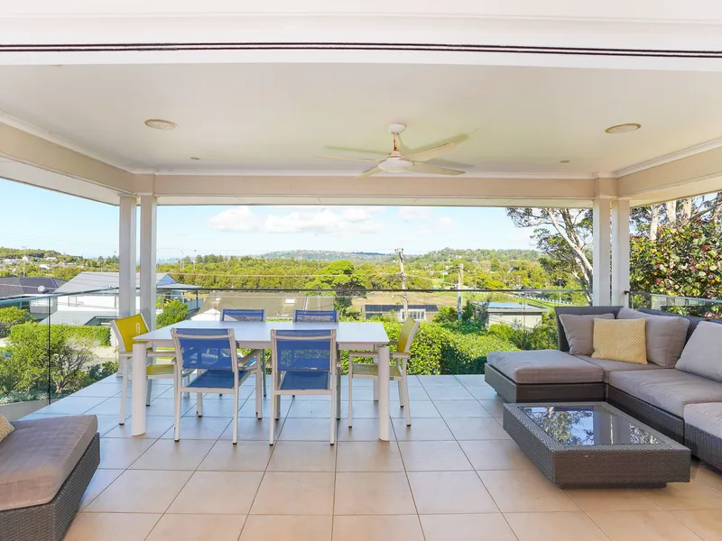 HUGE STYLISH UPPER DUPLEX WITH FABULOUS VIEWS!