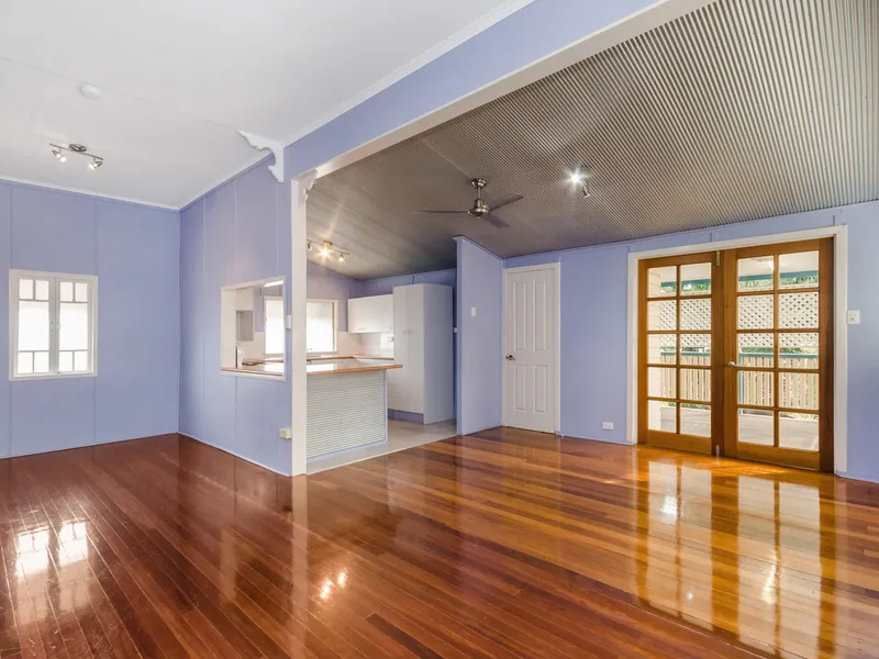 Minutes to CBD, Cafes and Shops