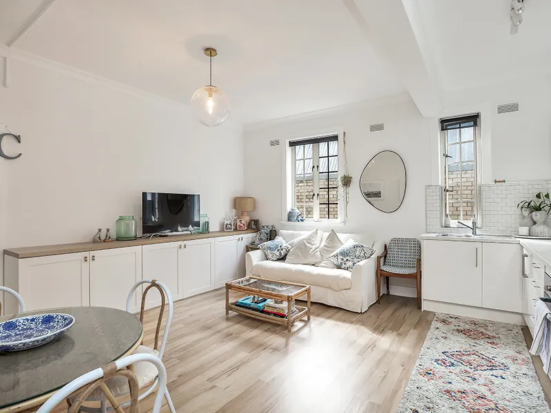 Sunny, bright and renovated apartment in C1920's St James