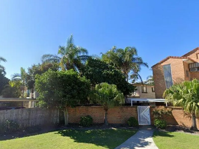 Stunning 2-Bedroom Unit with Beach Access in Biggera Waters!