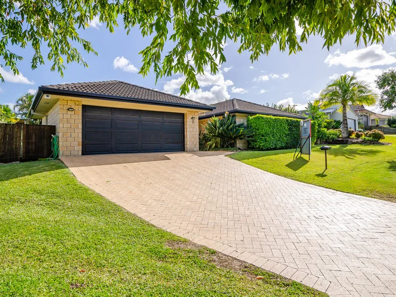 IMMAUCLATLEY PRESENTED FAMILY HOME IN PERFECT LOCATION!!