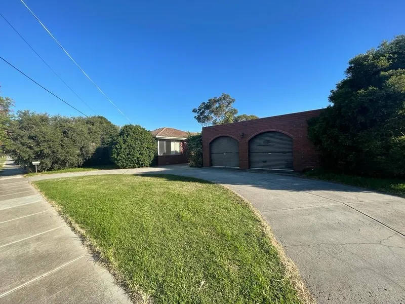 Fantastic location and well-presented large 4 bedrooms home!