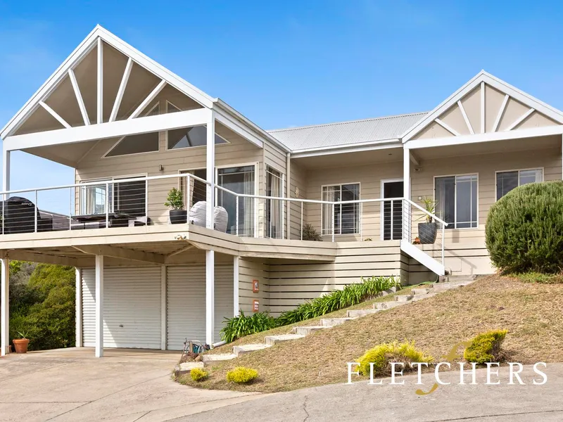 Elevated Coastal Sanctuary in Idyllic Sorrento Neighbourhood: Walk to Town Centre, Front, & Back Beaches.