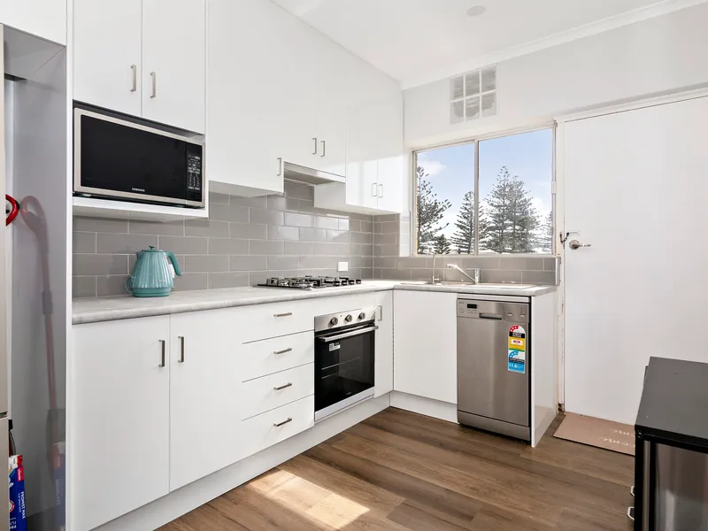 Stylish Two Bedroom Unit with Sea Views
