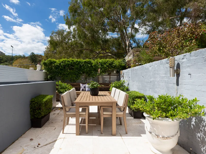 Classic renovated terrace / lock-up garage