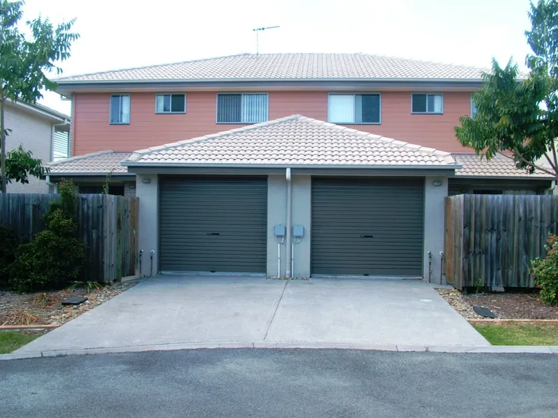 Modern  Townhouse has plenty of Room, TWO LIVING AREA with Active NBN Internet