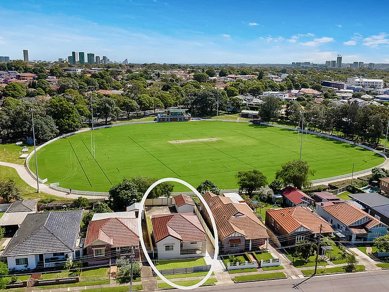 Updated Home with Direct Access to Rothwell Park