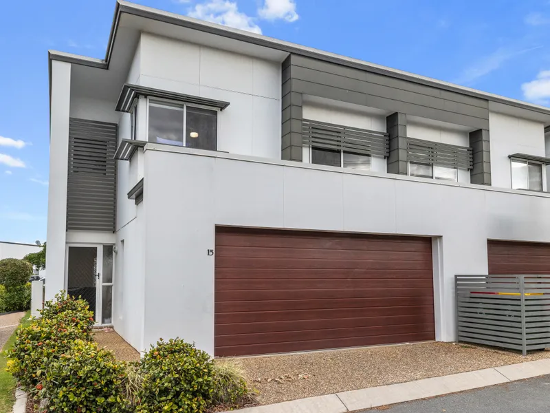 MODERN SEMI-DETACHED TOWNHOUSE