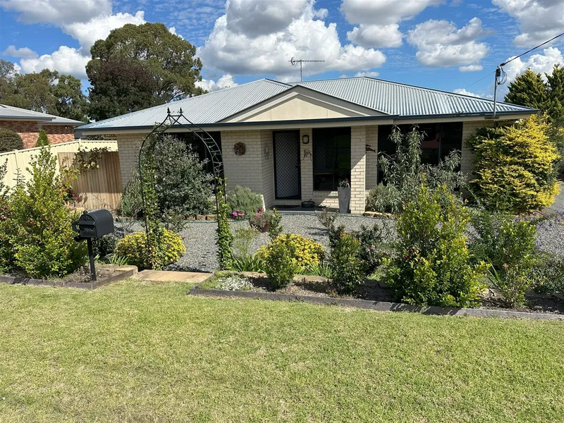 COMFORTABLE 4 BEDROOM BRICK HOME IN EXCELLENT LOCATION