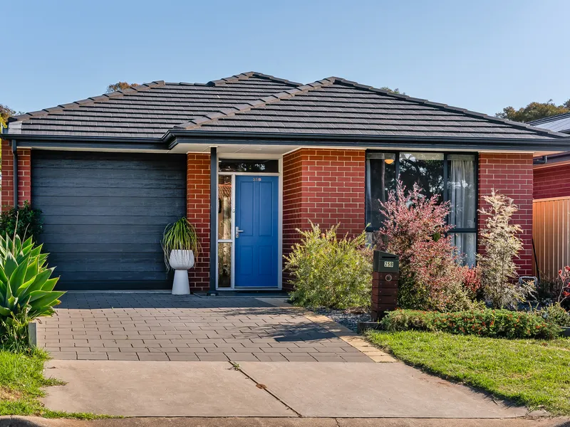 BEAUTIFUL & LIGHT-FILLED MODERN HOME SPILLS WITH FEATURES IN THIS FAMILY-FRIENDLY POCKET!