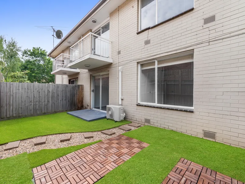 MODERN ONE BEDROOM APARTMENT WITH LARGE COURTYARD