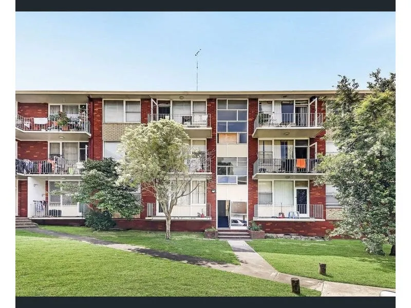 SUNNY AND CONVENIENTLY LOCATED UNIT IN THE HEART OF ROCKDALE