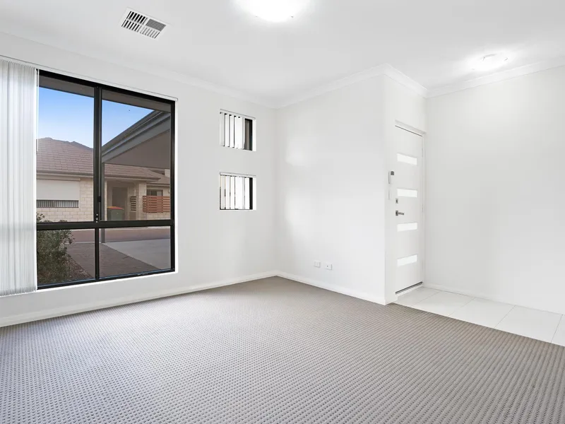 SINGLE LEVEL - LOW MAINTENANCE!