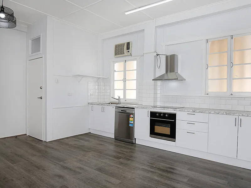 MODERN 3 BEDROOM UNIT IN CENTRAL LOCATION