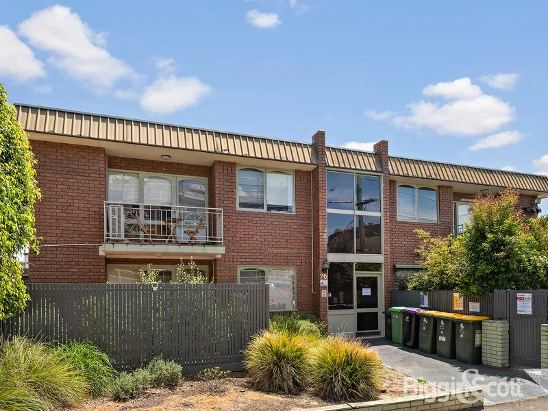GROUND FLOOR APARTMENT WITH FLEXIBLE FLOORPLAN, GREAT COURTYARD + PARKING, IN VIBRANT RICHMOND