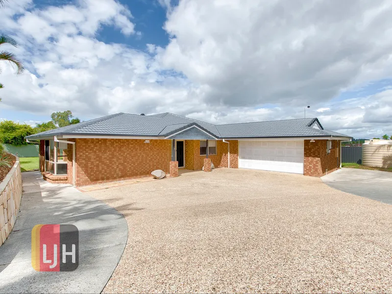 BEAUTIFULLY RENOVATED FOUR BEDROOM HOME + STUDY WITH DUCTED AIR - PETS CONSIDERED