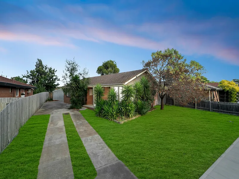 Complete the Dream - 7 Minutes (approx) walk to Hoppers Crossing train station & shops!