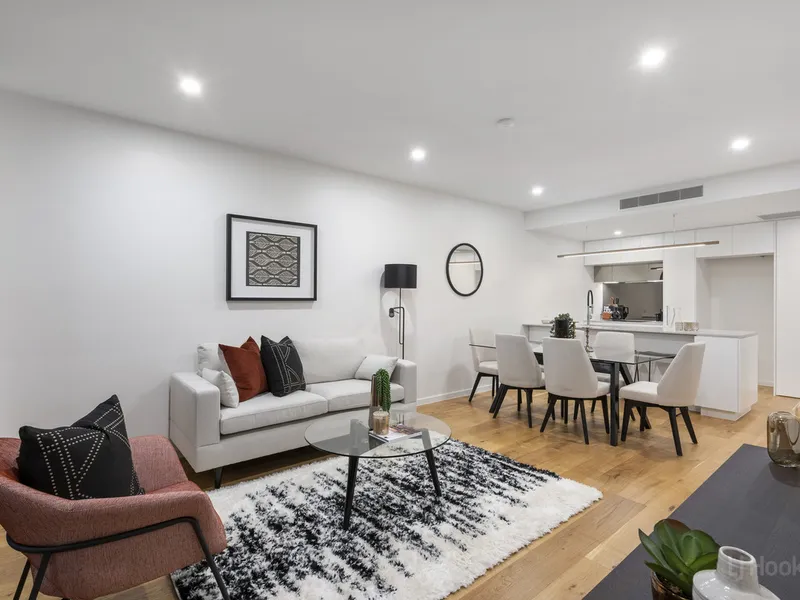 Beautiful Apartment located only 1 block from the Broadwater in the 