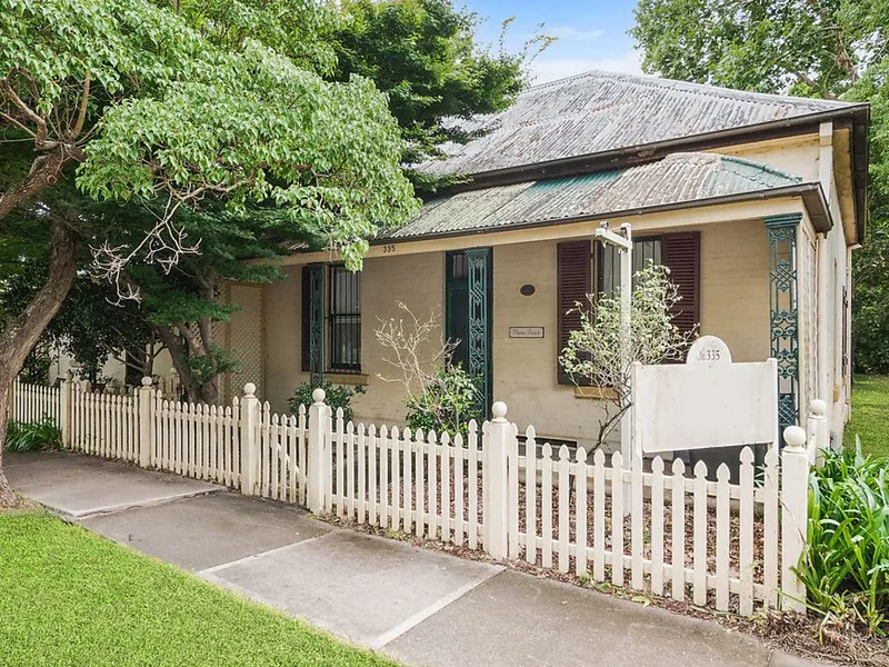 SEMI DETACHED BEAUTY IN TOWN!