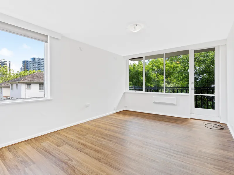 FULLY RENOVATED - LOCK UP GARAGE - TREE TOP LIVING IN SOUTH YARRA