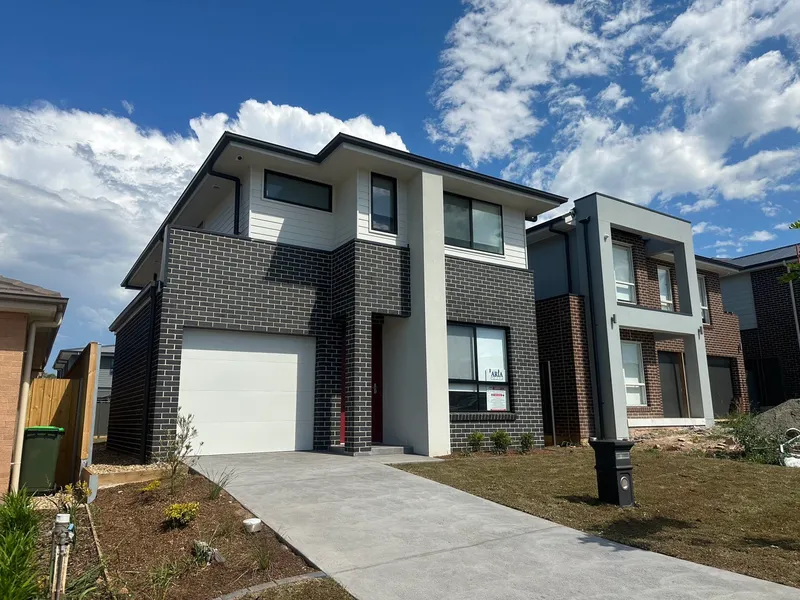 Double Storey house in Claymore for lease