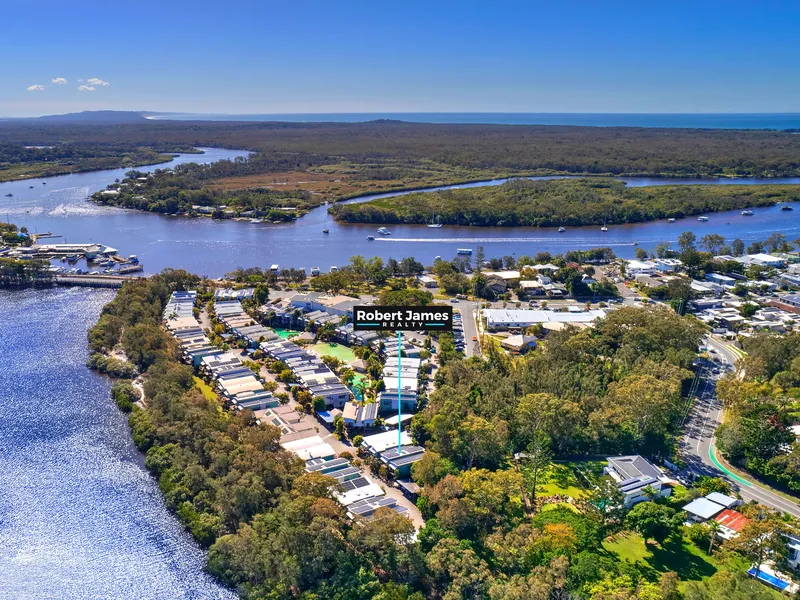 DUAL KEY TOWNHOUSE WITH MULTI USE OPTIONS!