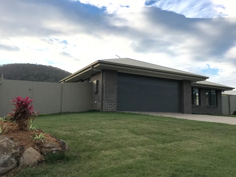 Large Block & Walking Distance To Train