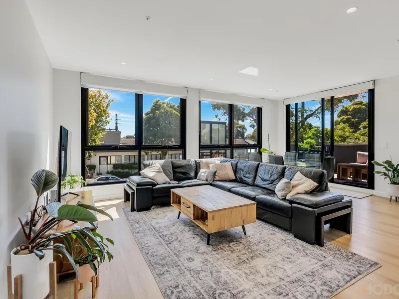 SPACIOUS & SUNLIT LIVING