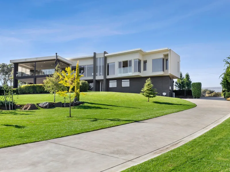 World Class Views And Spectacular Living