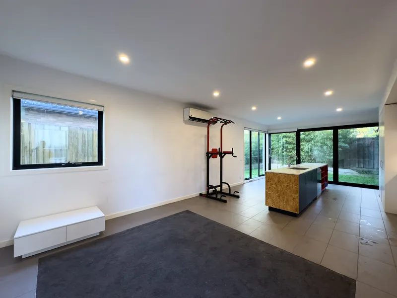 Funky 2 bedrooms townhouse in Chadstone