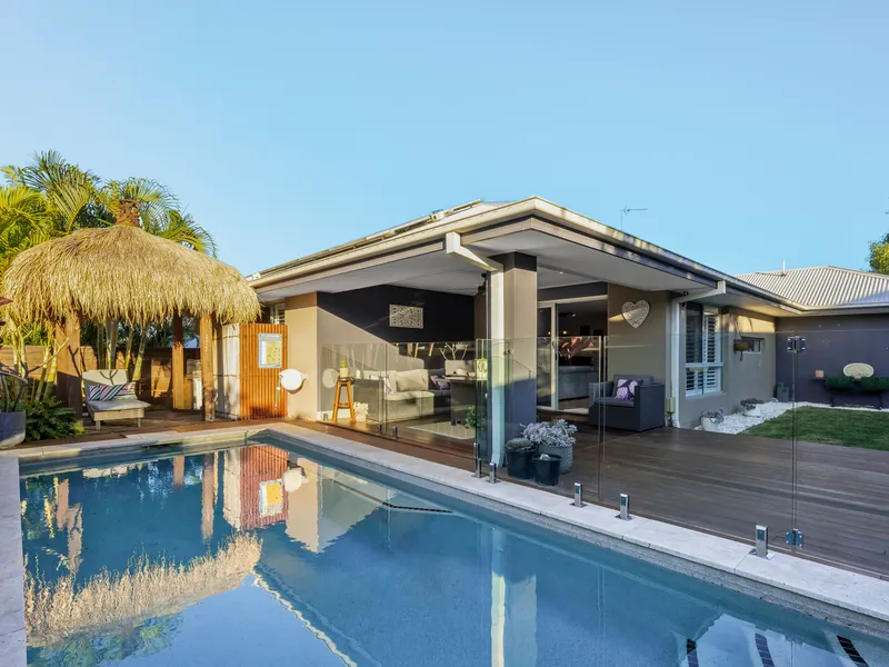 Captivating Oasis with Impressive Indoor-Outdoor Family Appeal!