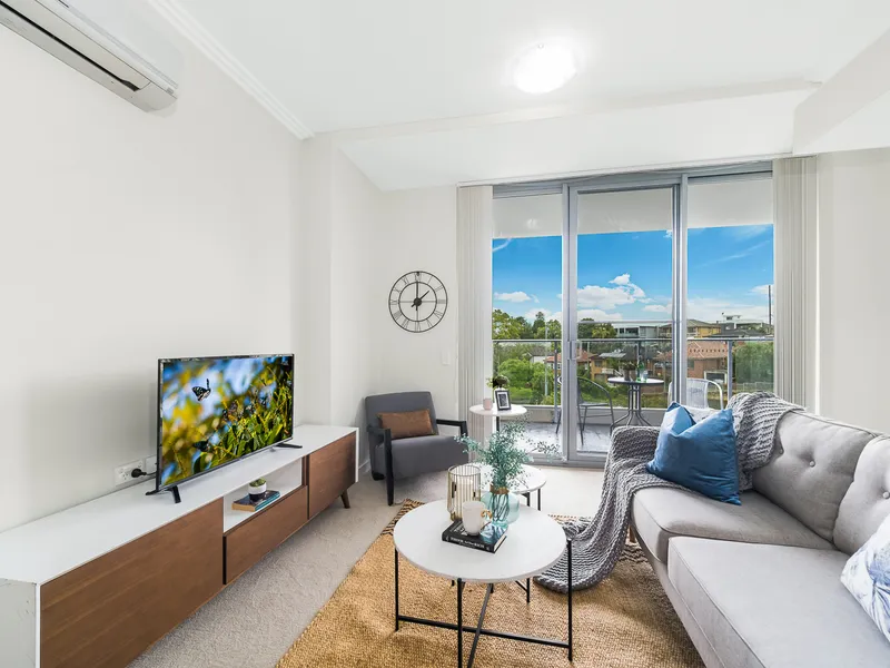 A modern 1 bedroom plus a huge study in the heart of Turrella