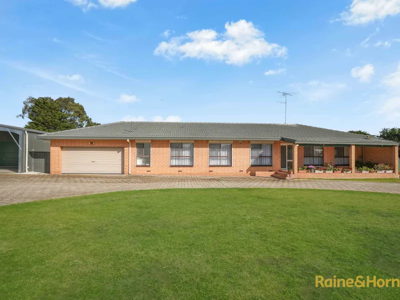 INCREDIBLE LIFESTYLE PROPERTY IN LOVELY BANKS