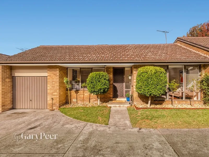 Well Presented Large Villa Unit with Garage