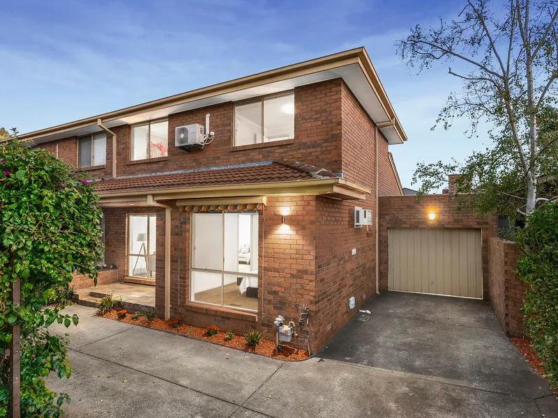 Easy-care glamour in a prestigious, tree-lined locale 