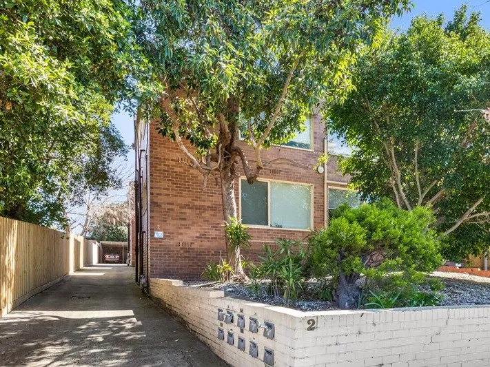 SPACIOUS FRIST FLOOR FLAT