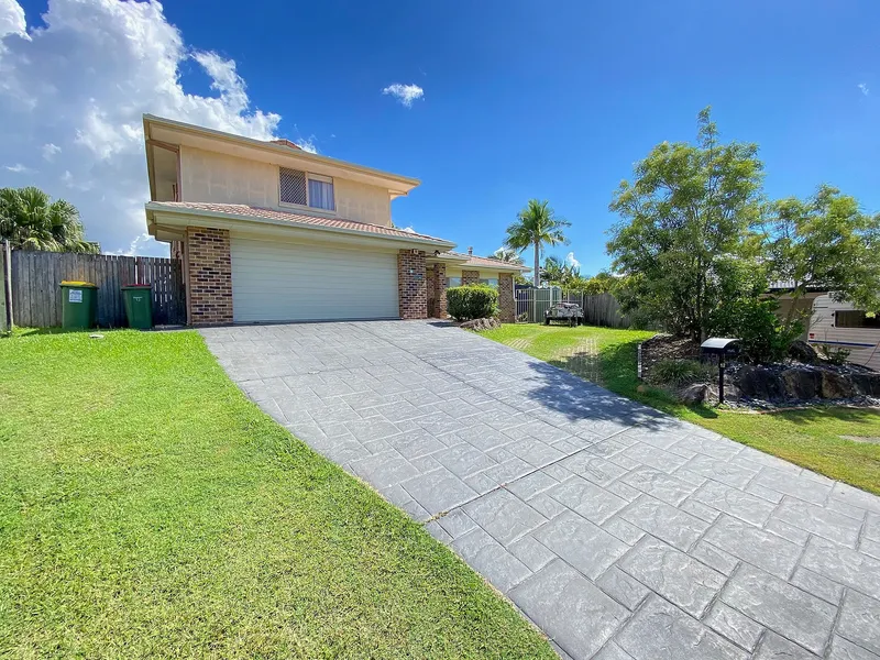 DUAL LIVING - SPACIOUS FAMILY HOME WITH POOL