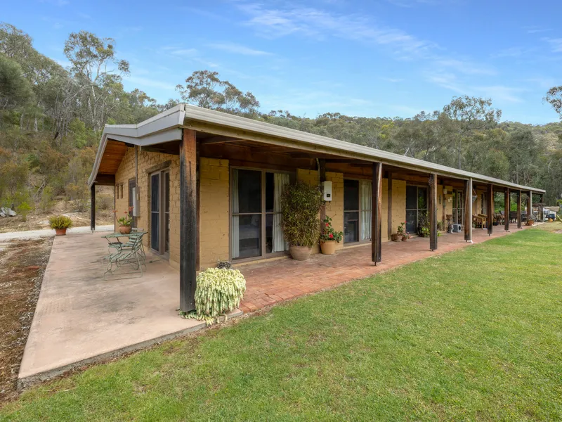 Country hideaway. 10 minutes from town.