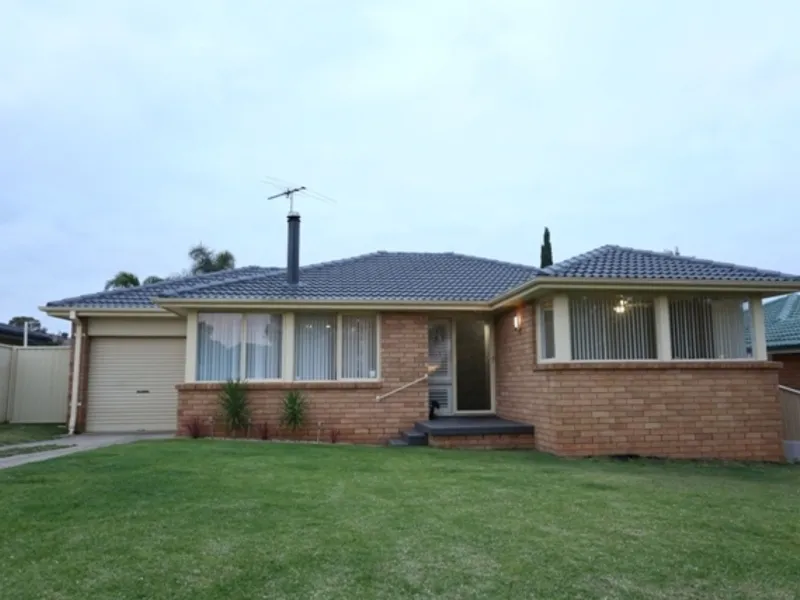 STUNNINGLY PRESENTED ENTERTAINERS FAMILY HOME !!