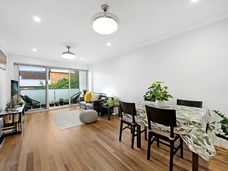 Bright and airy apartment in an enviable lifestyle location