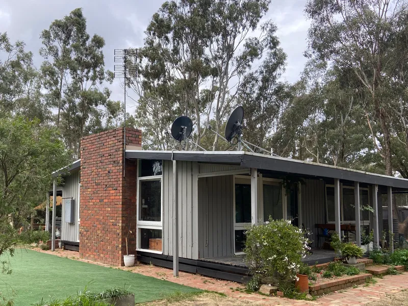 Tree Change Cottage on 5 Acres!